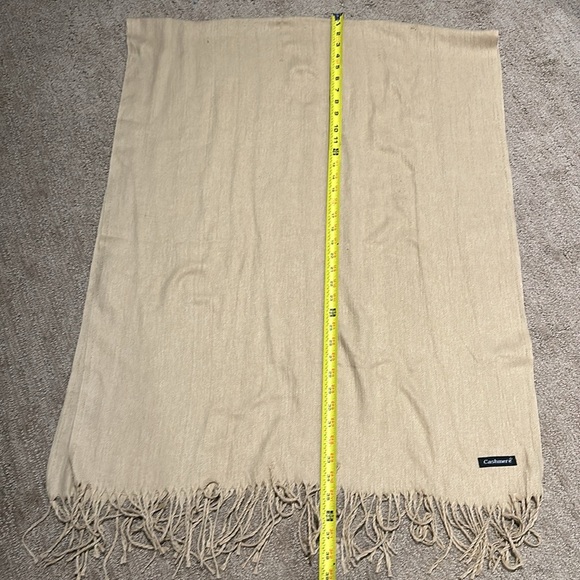 Beautiful lot of designer scarfs selling as a bundle - Picture 7 of 17